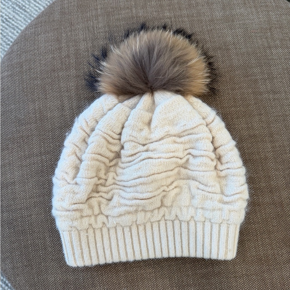 Elegant Cream Knit Beanie with Faux Fur Pom-Pom